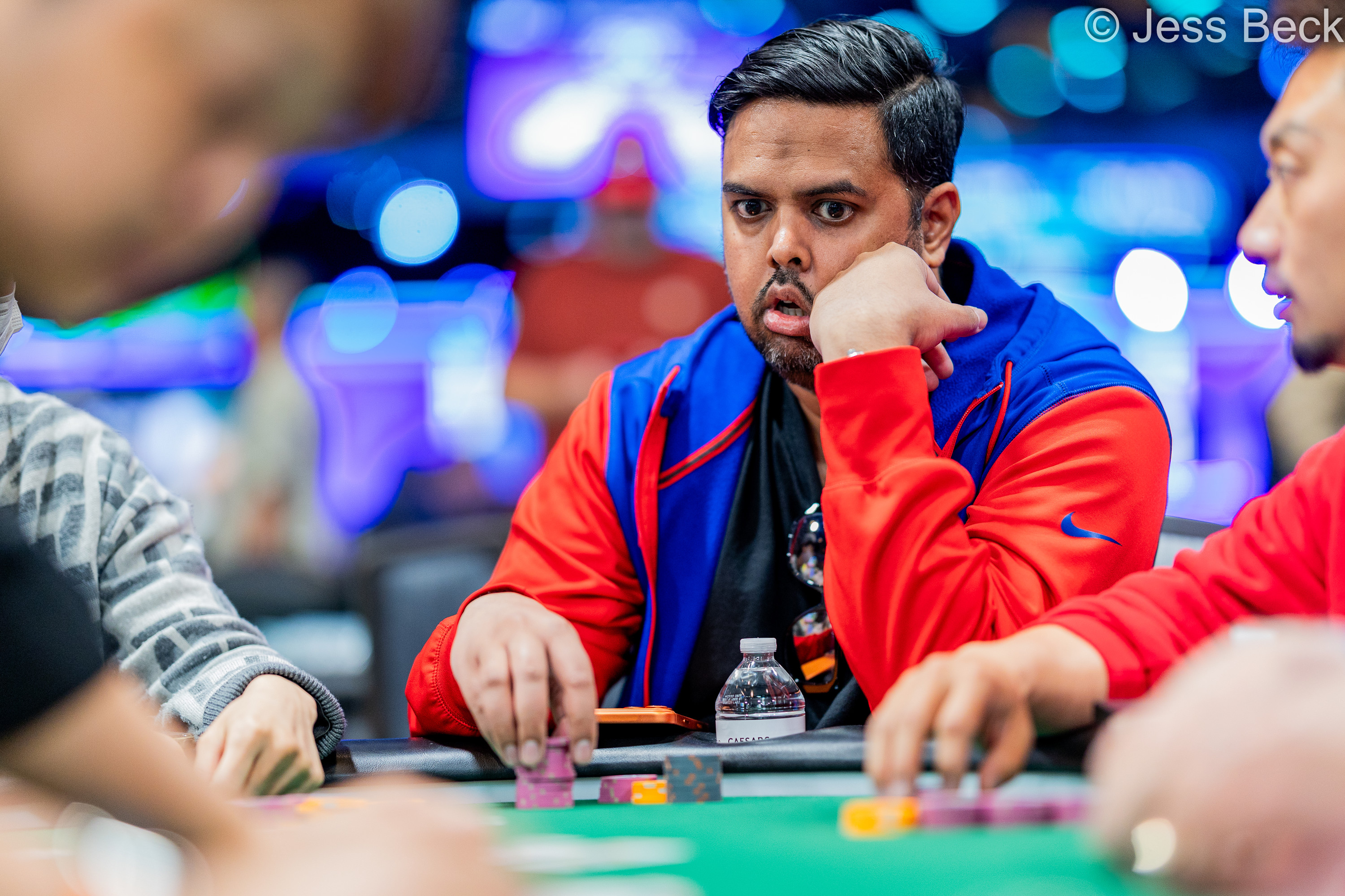 WSOP 主赛事泡沫期上演“清一色”VS“葫芦”的世纪对决 - 在线百家乐 - 百家乐